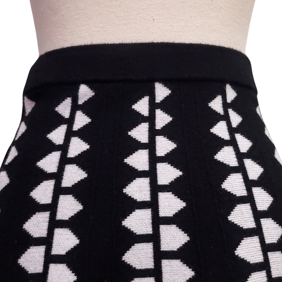Lord + Taylor Small Geometric Black & White Knit Midi A-line Swing Skirt - Picture 2 of 4